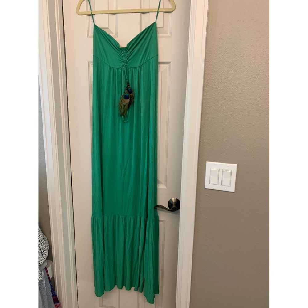 Green Strapless Maxi with tie with feather pendant